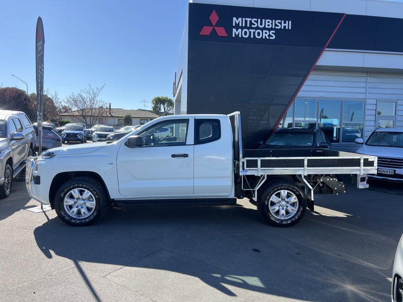 2025 Mitsubishi Triton CC CH 2.4D GLX 4WD 6AT image 2