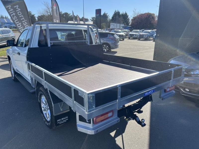 2025 Mitsubishi Triton CC CH 2.4D GLX 4WD 6AT image 3