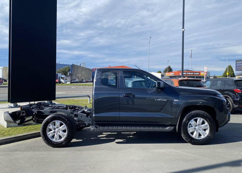 2025 Mitsubishi Triton CC CH 2.4D GLX 4WD 6AT image 4
