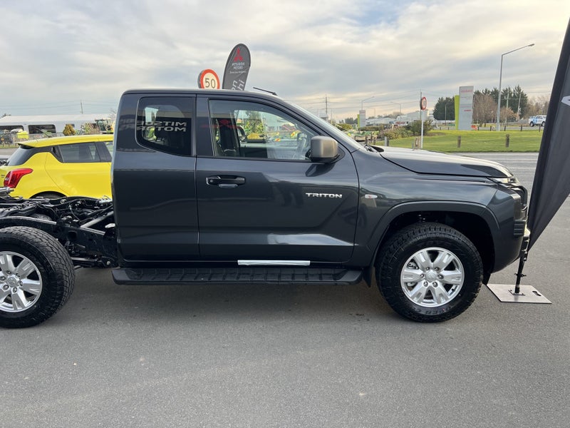 2025 Mitsubishi Triton CC CH 2.4D GLX 4WD 6AT image 4