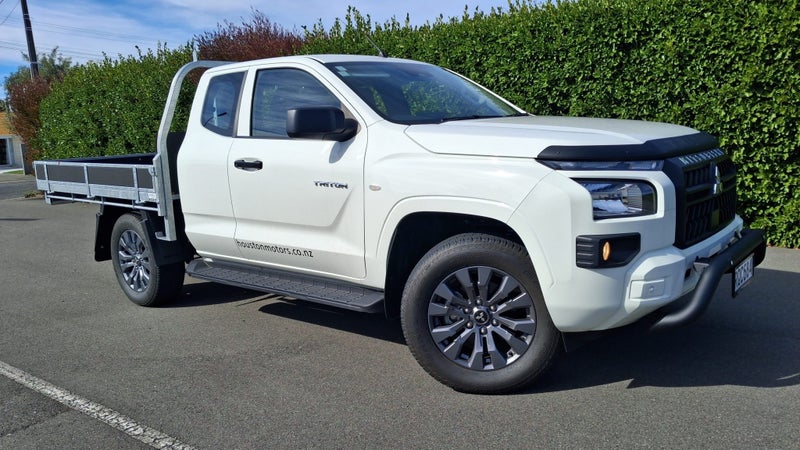 2025 Mitsubishi Triton CC CH 2.4D GLX 4WD 6AT image 4