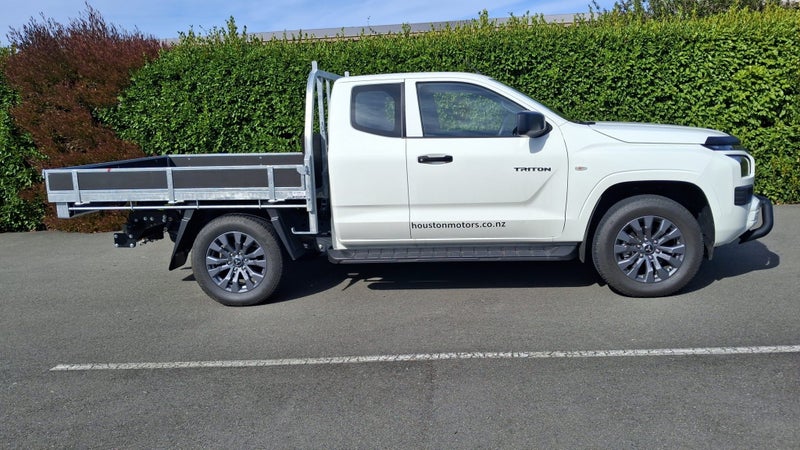 2025 Mitsubishi Triton CC CH 2.4D GLX 4WD 6AT image 5