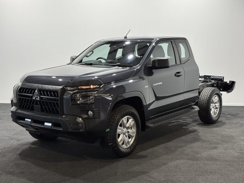 2025 Mitsubishi Triton CC CH 2.4D GLX 4WD 6AT image 3