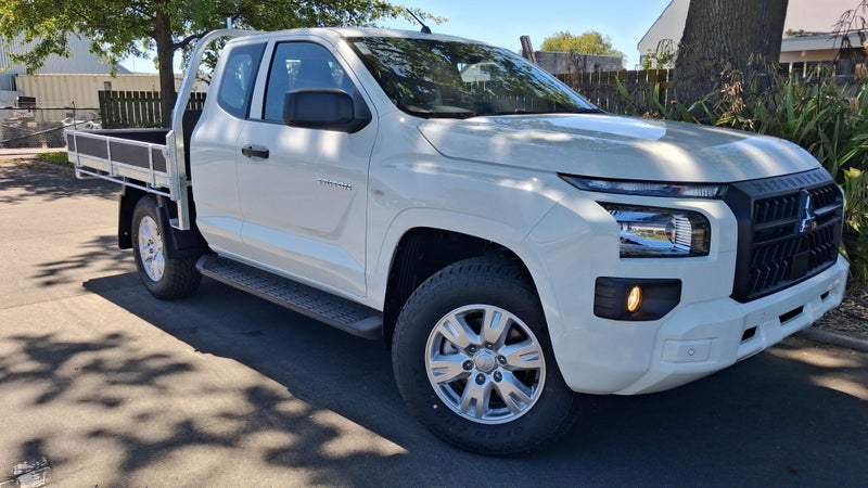 2025 Mitsubishi Triton CC CH 2.4D GLX 4WD 6AT image 1