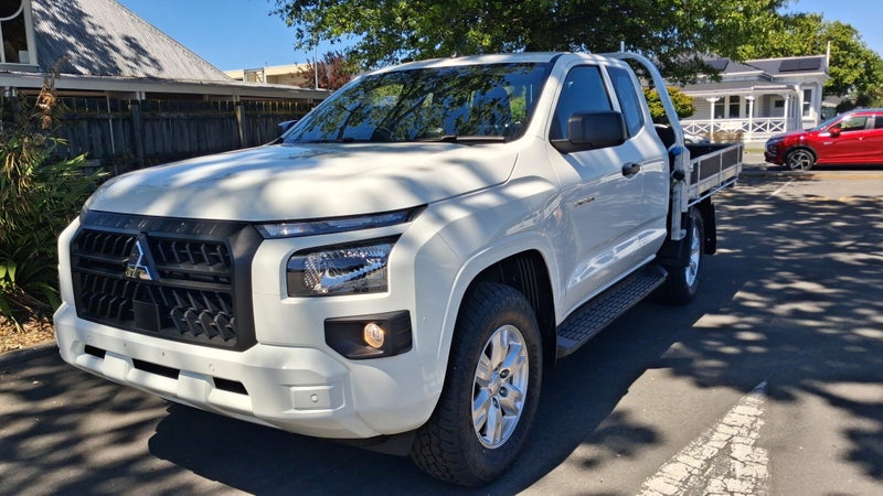 2025 Mitsubishi Triton CC CH 2.4D GLX 4WD 6AT image 3