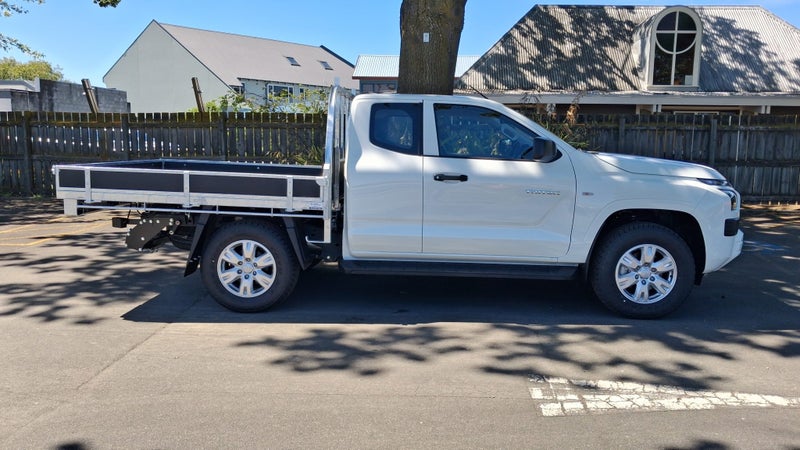 2025 Mitsubishi Triton CC CH 2.4D GLX 4WD 6AT image 4
