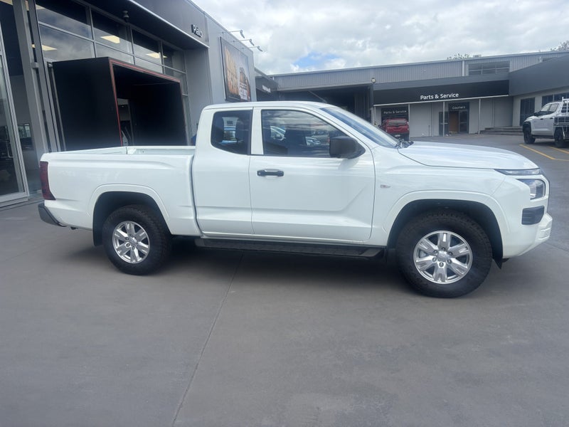 2025 Mitsubishi Triton CC GLX 4WD image 2