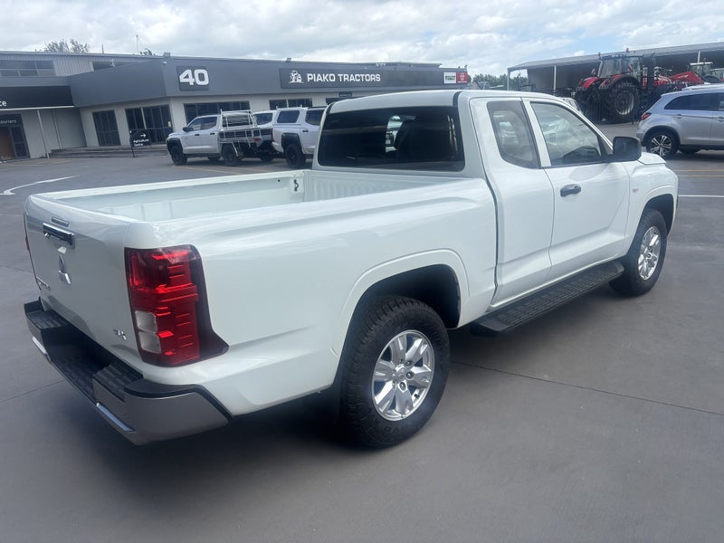 2025 Mitsubishi Triton CC GLX 4WD image 3