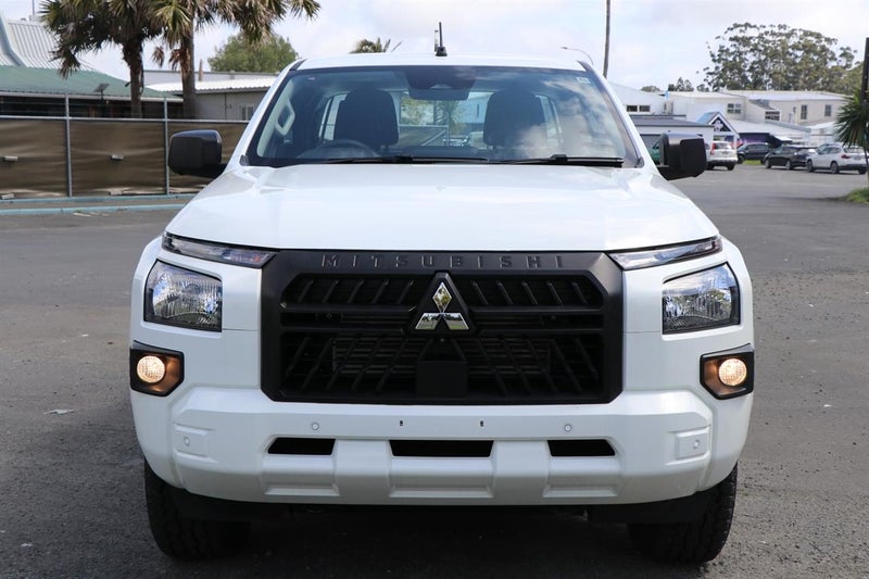 2025 Mitsubishi Triton CC GLX 4WD 6AT 2.4DT image 2