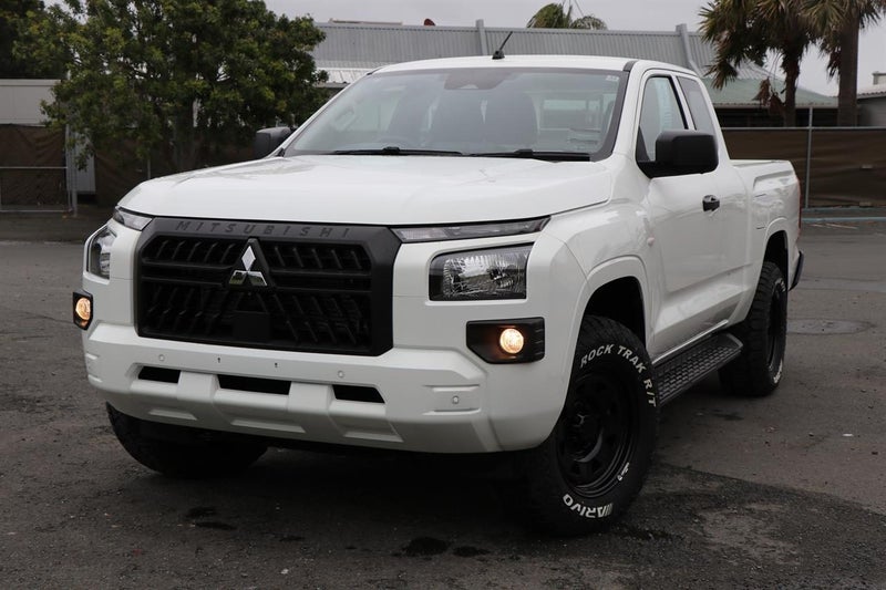 2025 Mitsubishi Triton CC GLX 4WD 6AT 2.4DT image 1