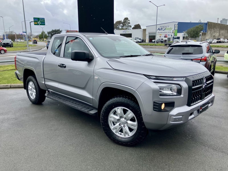 2025 Mitsubishi Triton CC WS 2.4D GLX 4WD 6AT image 2