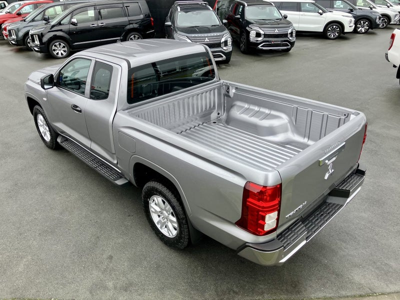 2025 Mitsubishi Triton CC WS 2.4D GLX 4WD 6AT image 4