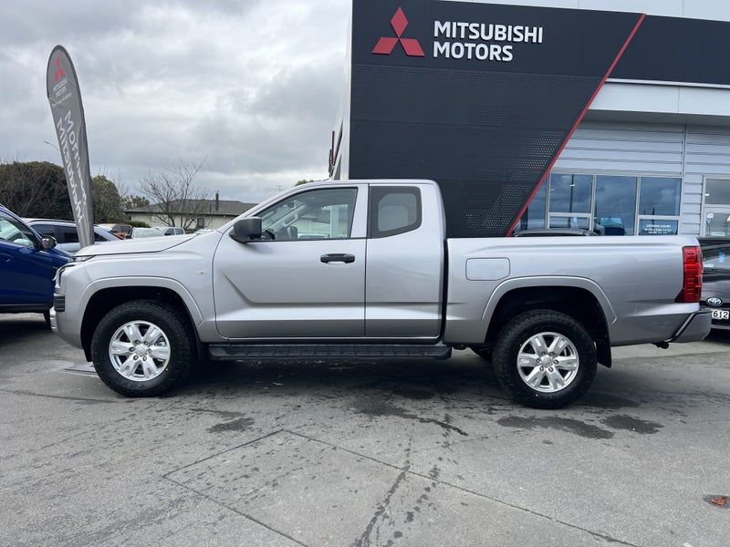 2025 Mitsubishi Triton CC WS 2.4D GLX 4WD 6AT image 2