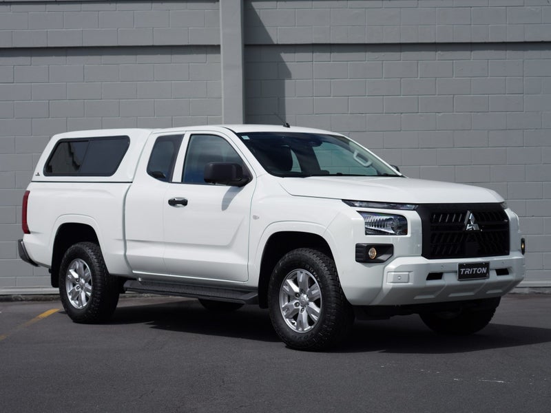 2025 Mitsubishi Triton Club Cab 2.4D GLX 4WD Auto image 1