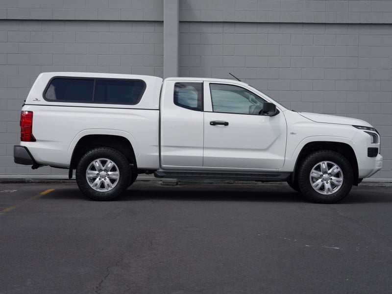 2025 Mitsubishi Triton Club Cab 2.4D GLX 4WD Auto image 3