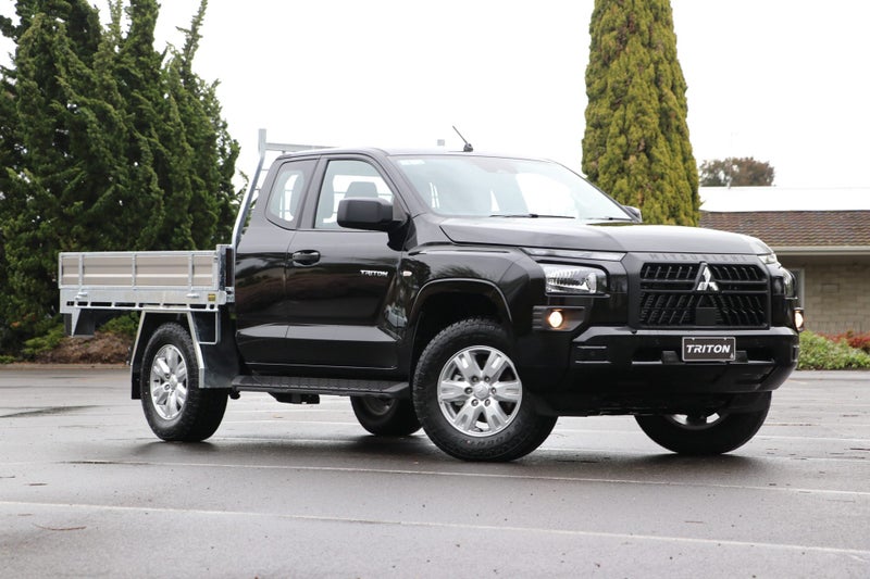 2025 Mitsubishi Triton Club Cab GLX 4WD 6AT 2.4DT image 1