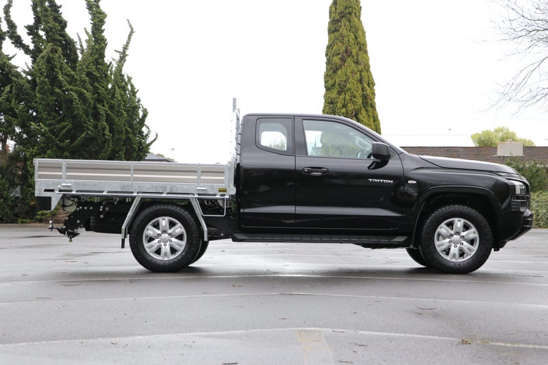 2025 Mitsubishi Triton Club Cab GLX 4WD 6AT 2.4DT image 3