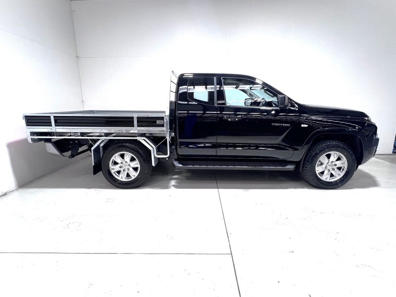 2025 Mitsubishi Triton Club Cab GLX 4WD 6AT 2.4DT image 3
