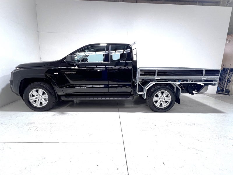 2025 Mitsubishi Triton Club Cab GLX 4WD 6AT 2.4DT image 4