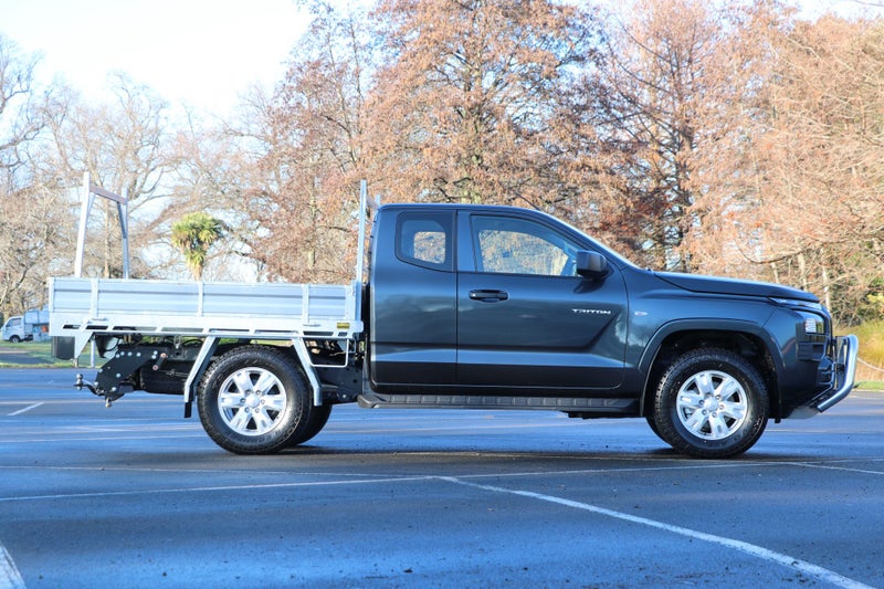 2025 Mitsubishi Triton Club Cab GLX 4WD 6AT 2.4DT image 3