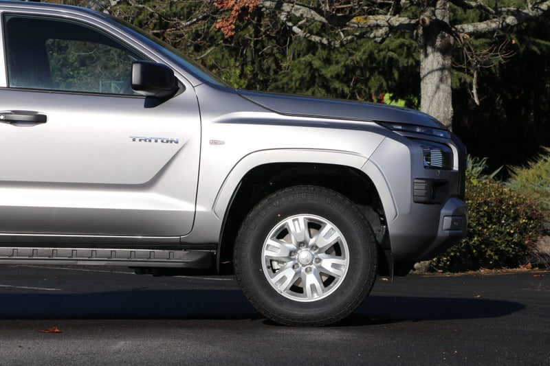 2025 Mitsubishi Triton Club Cab GLX 4WD 6AT 2.4DT image 4