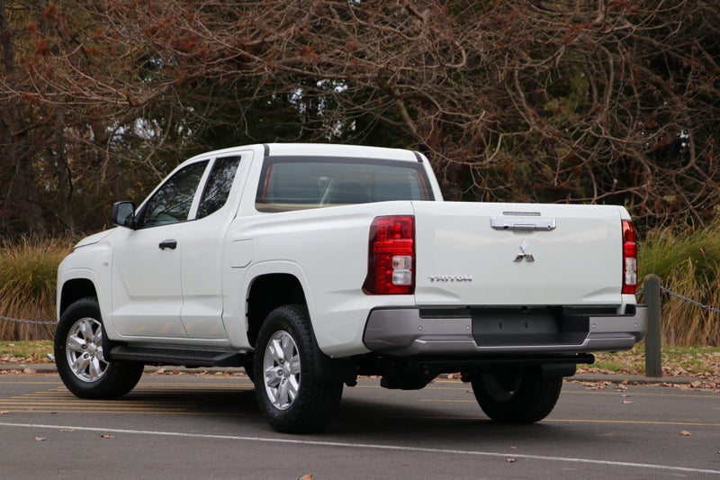 2025 Mitsubishi Triton Club Cab GLX 4WD 6AT 2.4DT image 2