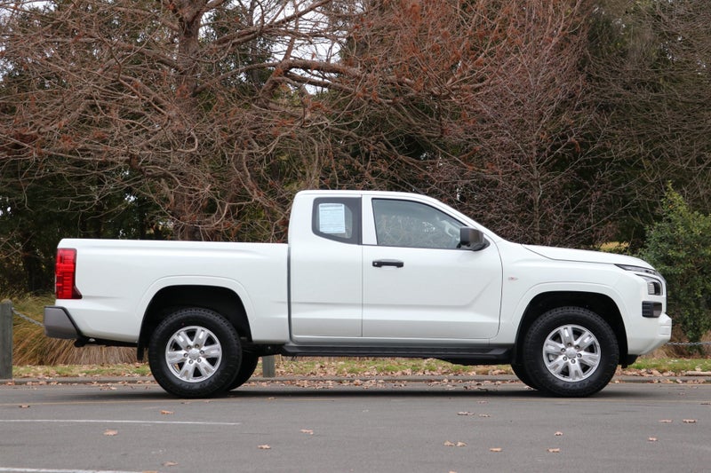 2025 Mitsubishi Triton Club Cab GLX 4WD 6AT 2.4DT image 3