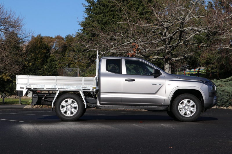 2025 Mitsubishi Triton Club Cab GLX 4WD 6AT 2.4DT image 3