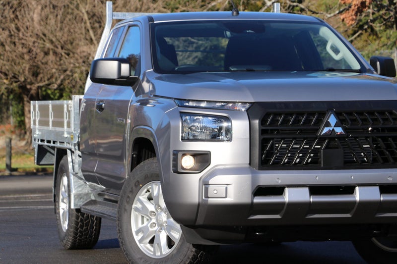 2025 Mitsubishi Triton Club Cab GLX 4WD 6AT 2.4DT image 5