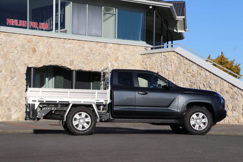 2025 Mitsubishi Triton Club Cab GLX Flat Deck 4WD image 3