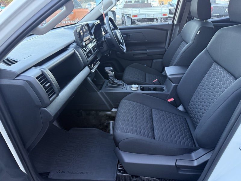 2025 Mitsubishi Triton Dc C Glx 4Wd 6At image 5