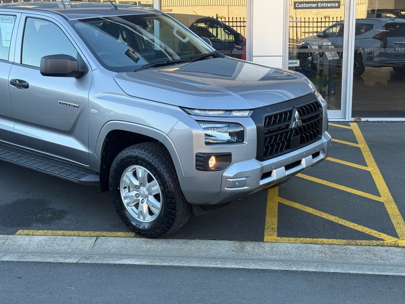 2025 Mitsubishi Triton DC CH 2.4D GLX 4WD 6AT -... image 2