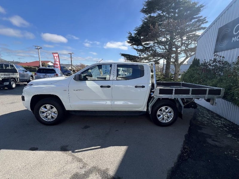 2025 Mitsubishi Triton DC CH 2.4D GLX 4WD 6AT image 3