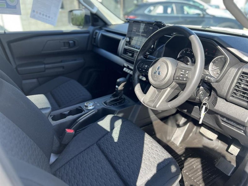 2025 Mitsubishi Triton DC CH 2.4D GLX 4WD 6AT image 5