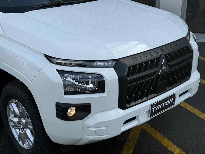 2025 Mitsubishi Triton DC CH 2.4D GLX 4WD 6AT -... image 3
