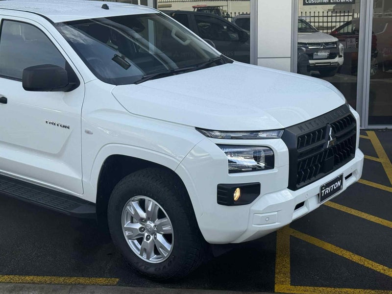 2025 Mitsubishi Triton DC CH 2.4D GLX 4WD 6AT -... image 2