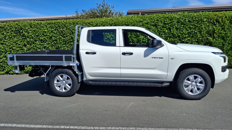 2025 Mitsubishi Triton DC CH 2.4D GLX 4WD 6AT image 2