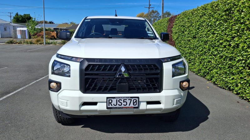 2025 Mitsubishi Triton DC CH 2.4D GLX 4WD 6AT image 3