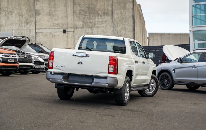 2025 Mitsubishi Triton Dc Glx 4Wd 6At 2.4Dt image 2