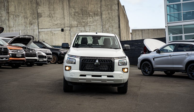 2025 Mitsubishi Triton Dc Glx 4Wd 6At 2.4Dt image 3