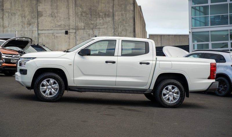 2025 Mitsubishi Triton Dc Glx 4Wd 6At 2.4Dt image 5