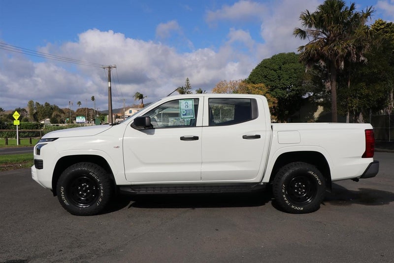 2025 Mitsubishi Triton DC GLX 4WD 6AT 2.4DT image 4