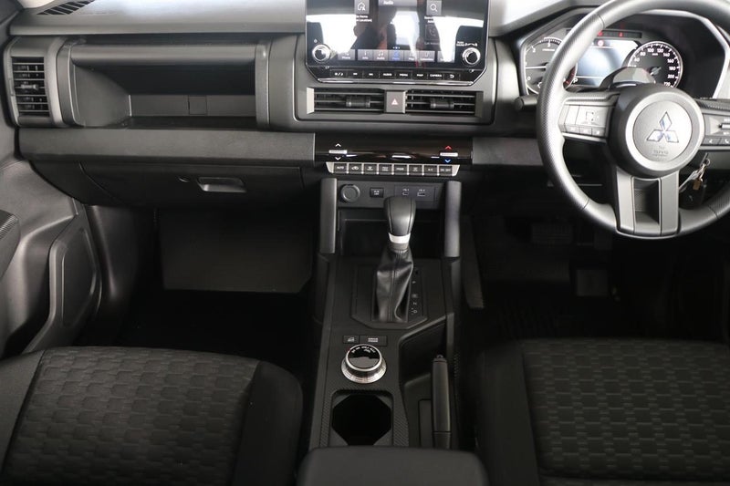 2025 Mitsubishi Triton DC GLX 4WD 6AT 2.4DT image 5