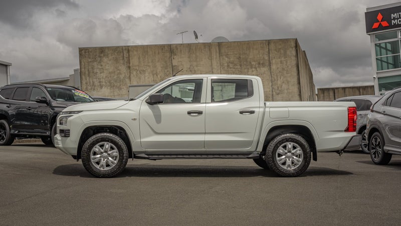 2025 Mitsubishi Triton Dc Glx 6At 2.4Dt image 5