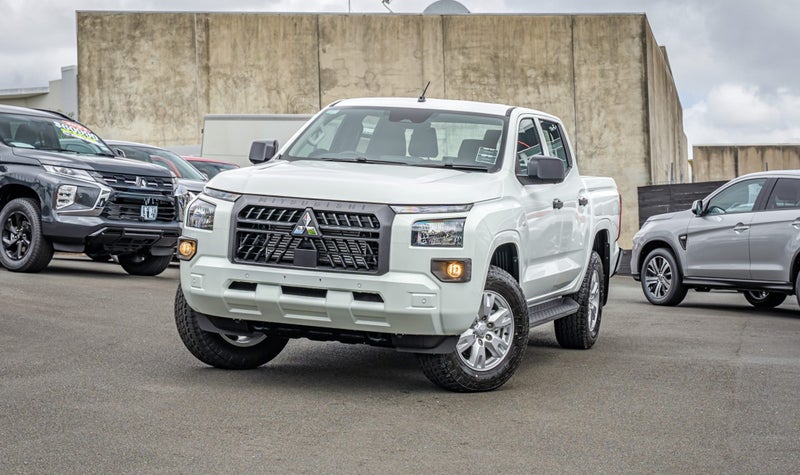 2025 Mitsubishi Triton Dc Glx 6At 2.4Dt image 1