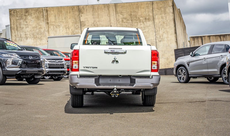 2025 Mitsubishi Triton Dc Glx 6At 2.4Dt image 4