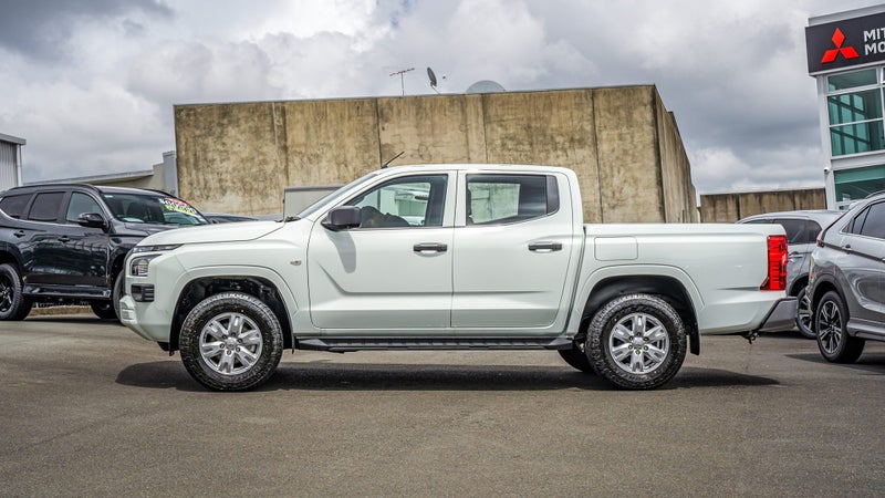 2025 Mitsubishi Triton Dc Glx 6At 2.4Dt image 5