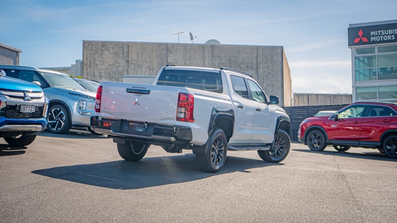 2025 Mitsubishi Triton Dc Vrx 4Wd 6At 2.4Dt image 2