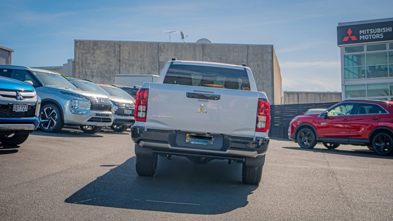 2025 Mitsubishi Triton Dc Vrx 4Wd 6At 2.4Dt image 4