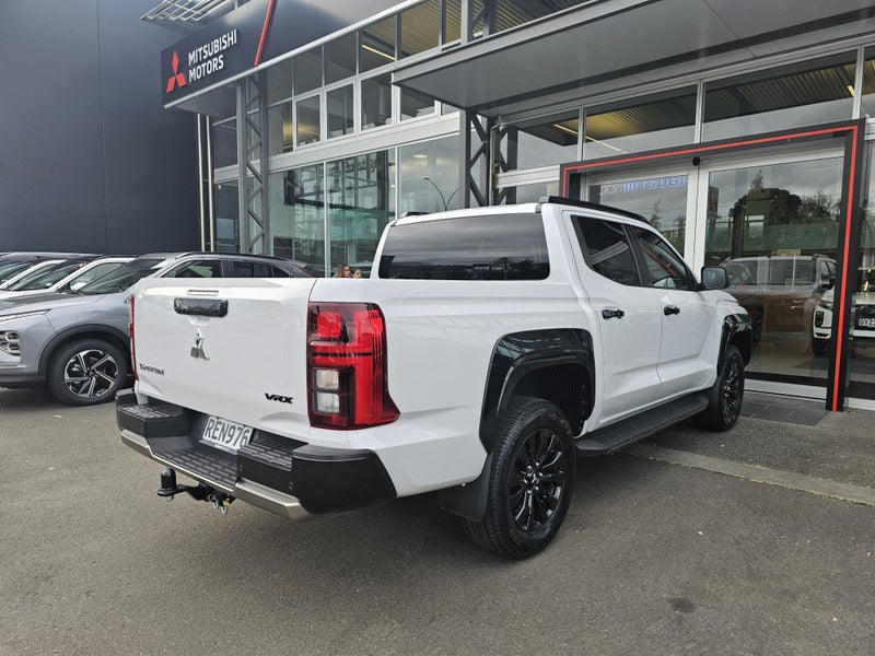 2025 Mitsubishi Triton DC VRX 4WD 6AT 2.4DT image 4